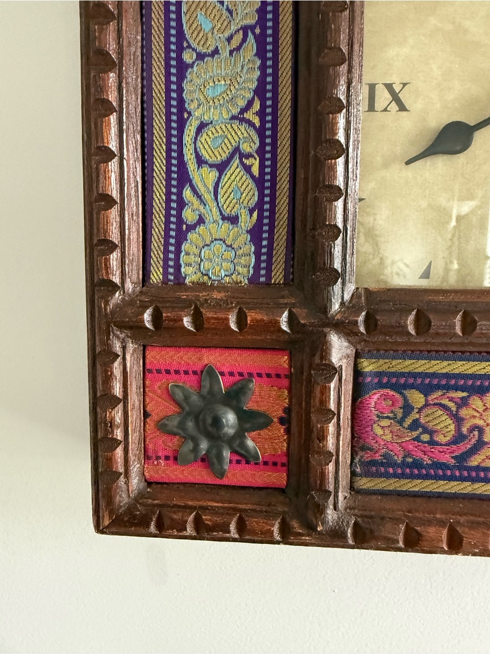 Vintage Hand Carved Wooden clock with silk inlay - Picture 5 of 7